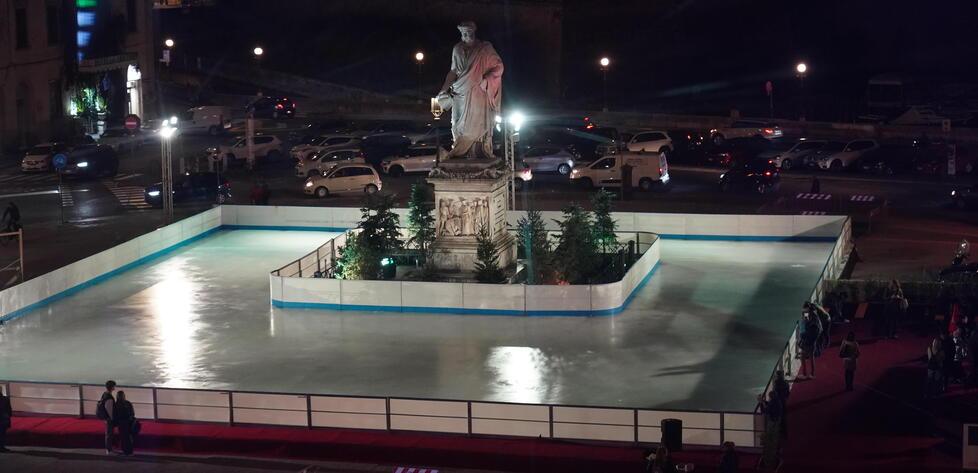 A Livorno si tornerà a pattinare sulla pista del ghiaccio: piazza della Repubblica il cuore delle feste<br>
