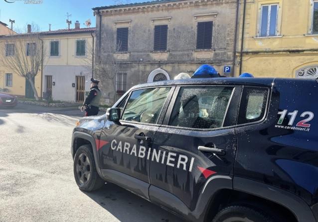 Ruba portafogli ai clienti di un supermercato di Collesalvetti e preleva 2200 euro: denunciata