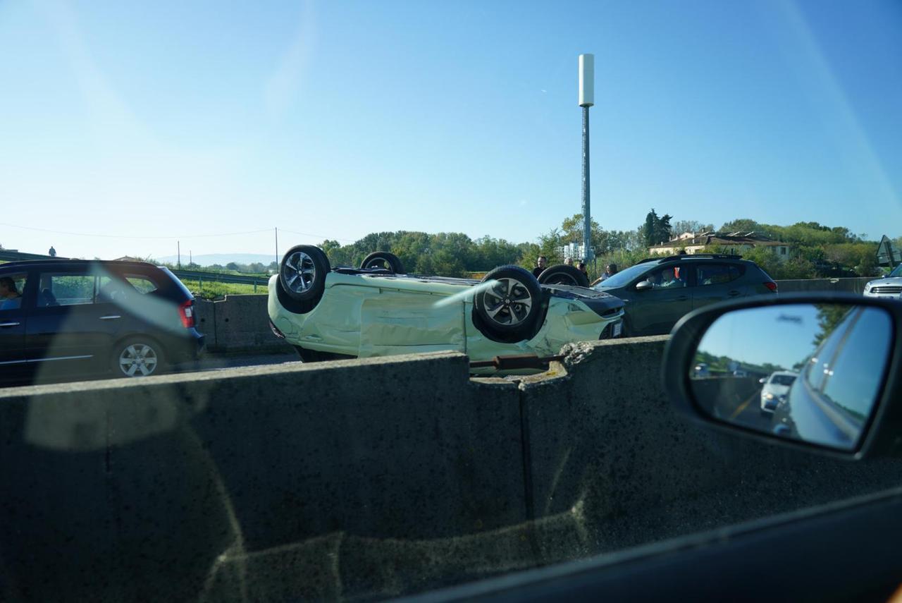 
	L'auto ribaltata (foto Franco Silvi)

