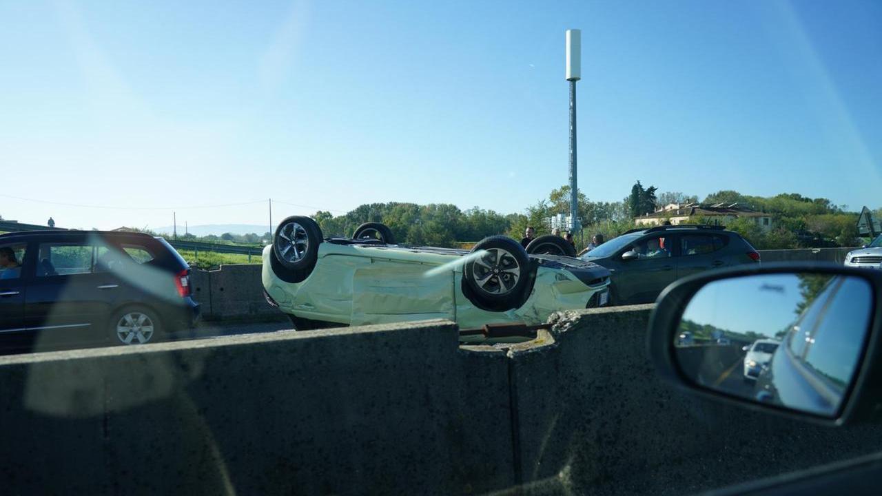L'auto ribaltata (foto Franco Silvi)