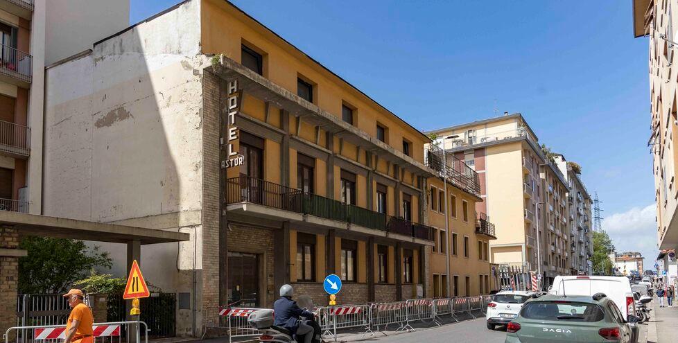 Ex Astor, all’asta per 2 milioni l’albergo del mistero di Kata. Chiuso poi occupato: la storia travagliata dell’immobile