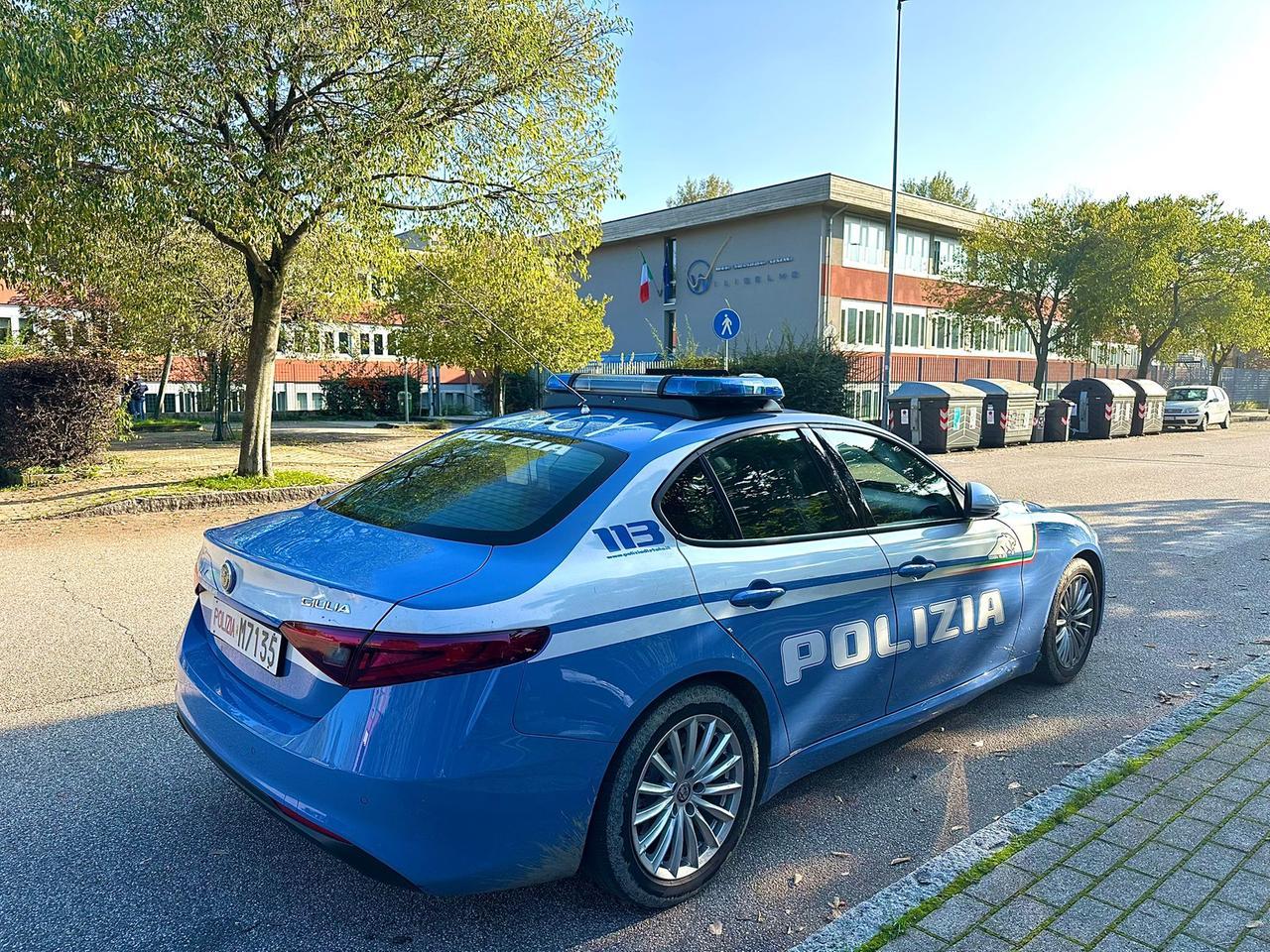 
	La polizia davanti al liceo Wiligelmo

