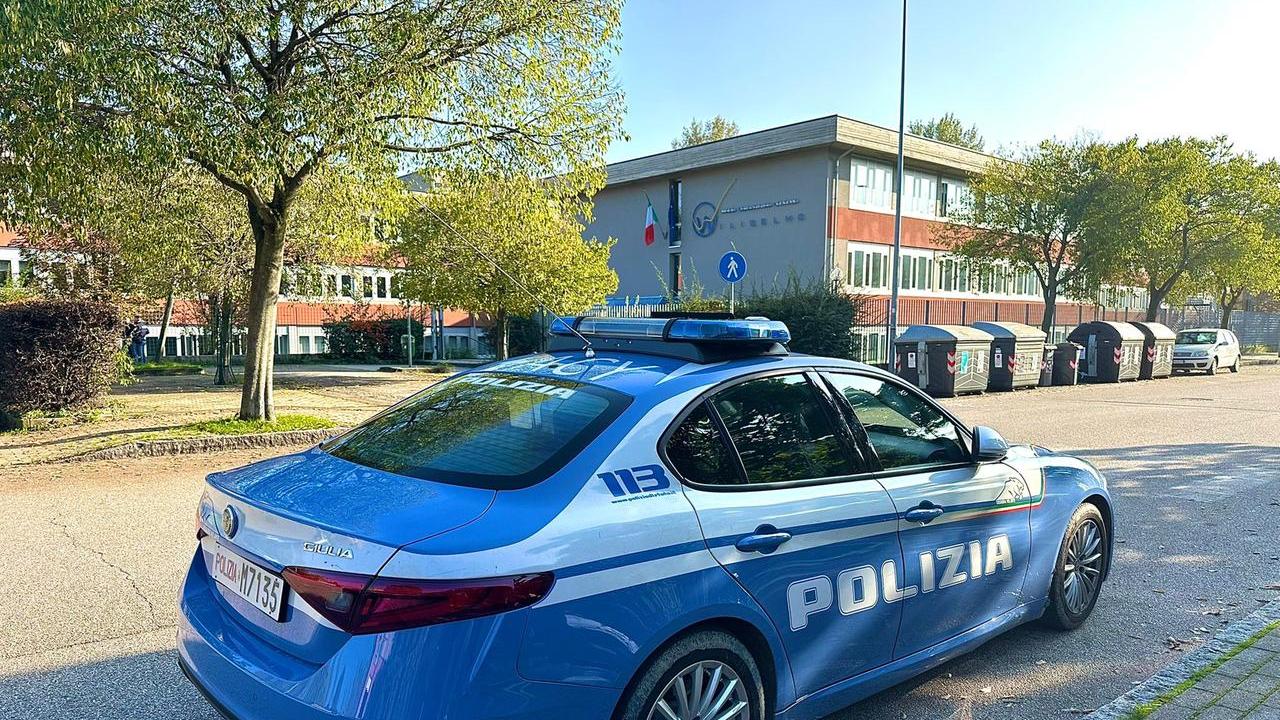 La polizia davanti al liceo Wiligelmo
