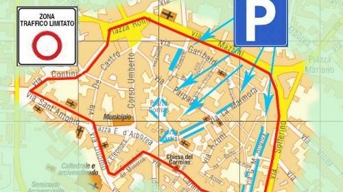 zona a traffico limitato*A sinistra la mappa della nuova Ztl A destra l'Apu (Area pedonale urbana)