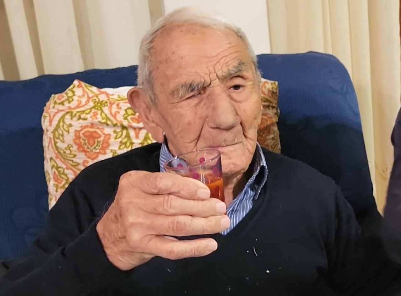 Bortigiadas, il nonnino Stefano Spano brinda ai suoi 100 anni