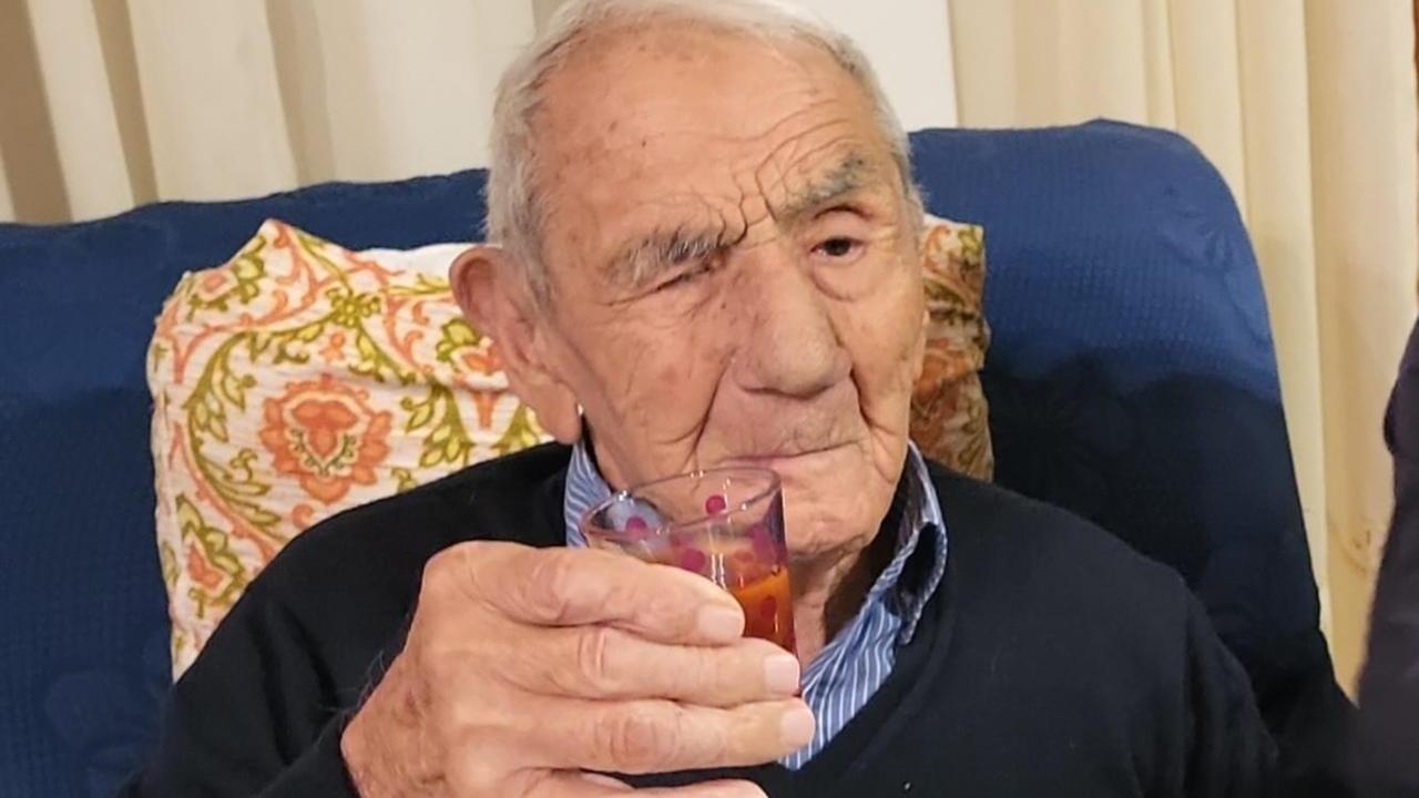 Bortigiadas, il nonnino Stefano Spano brinda ai suoi 100 anni