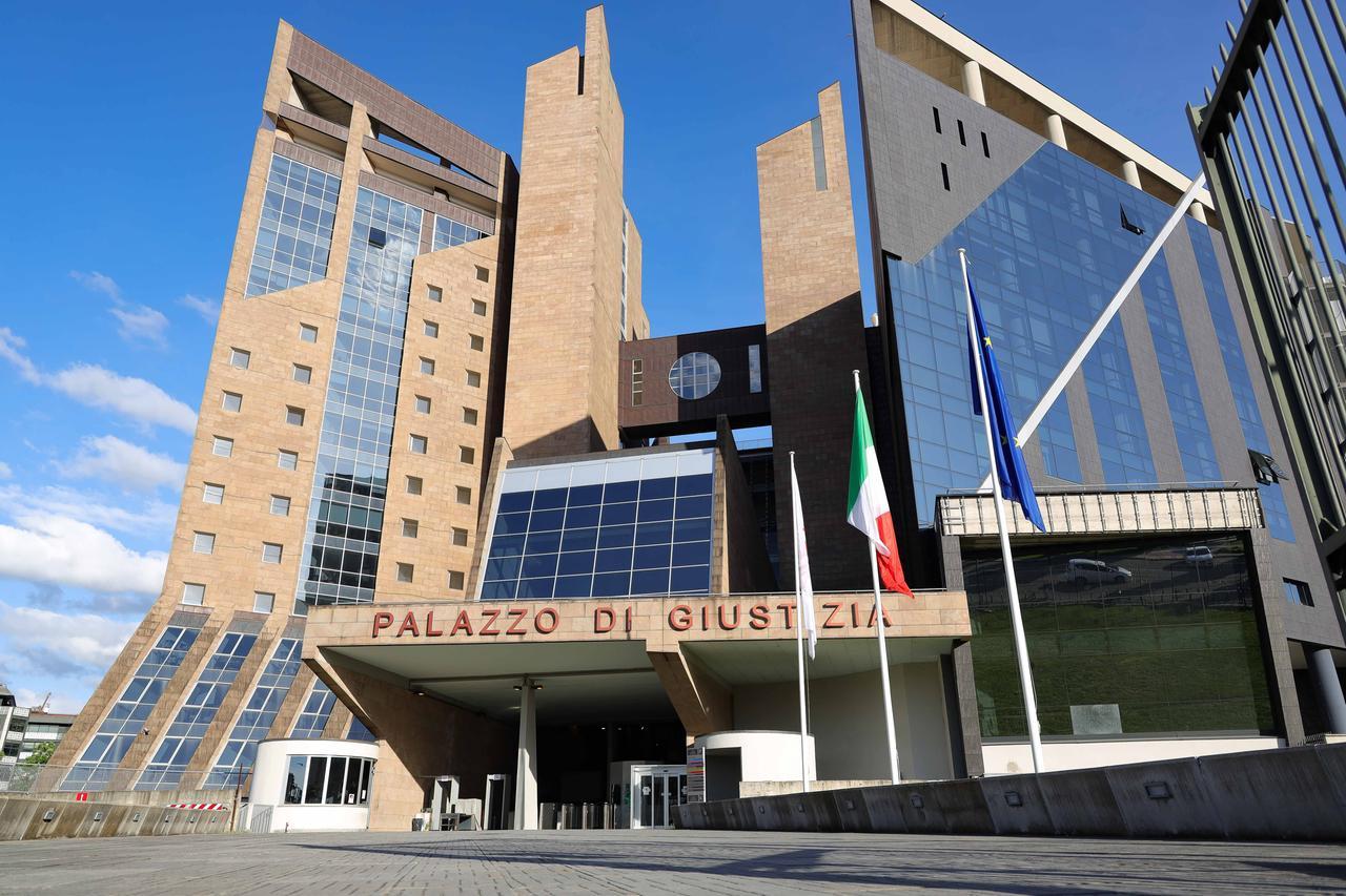 Firenze, violenta per anni sette bambine: «Ha approfittato della fiducia dei Testimoni di Geova»