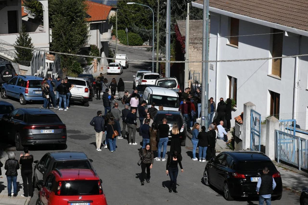 
	Folla davanti alla casa di una delle vittime <em>(foto Massimo Locci)</em>

