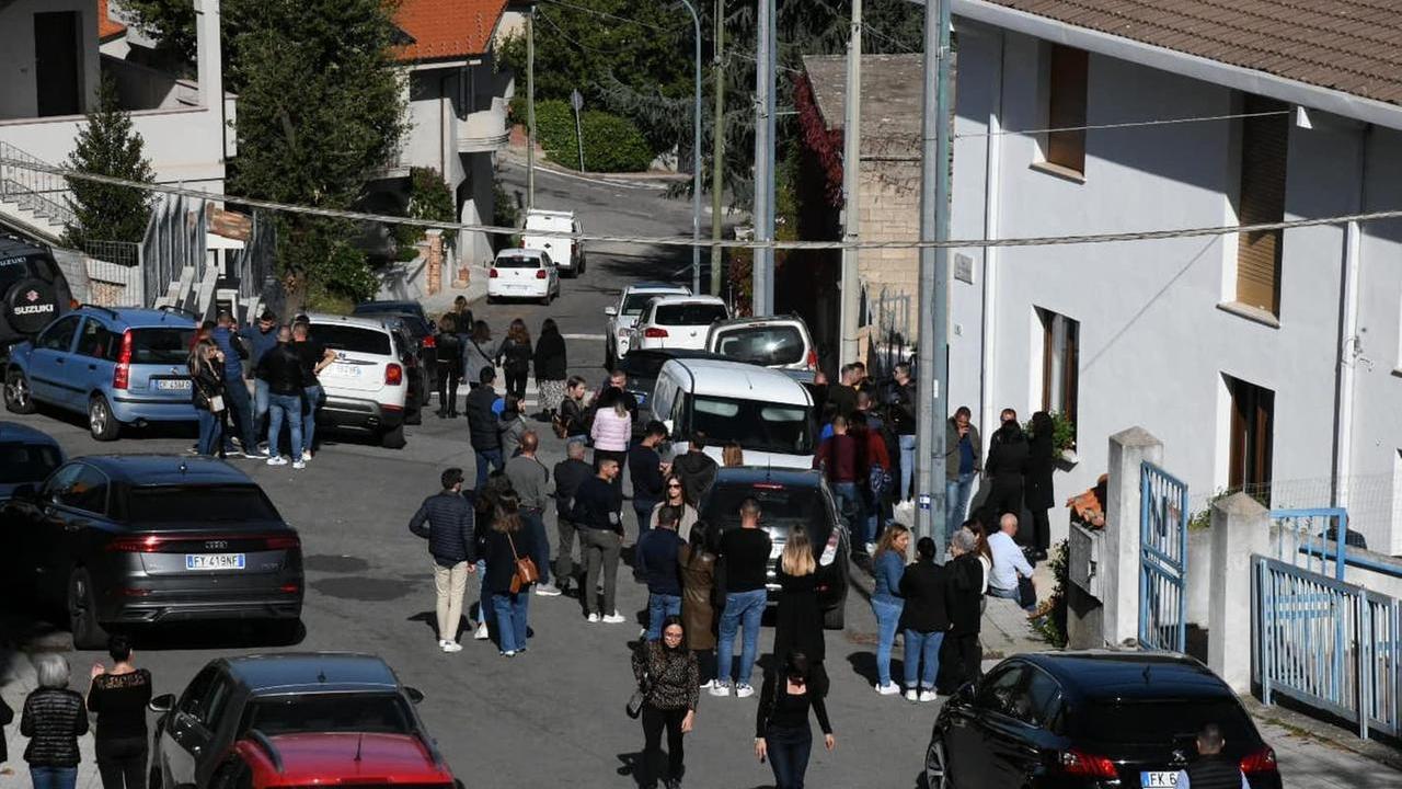 Folla davanti alla casa di una delle vittime <em>(foto Massimo Locci)</em>