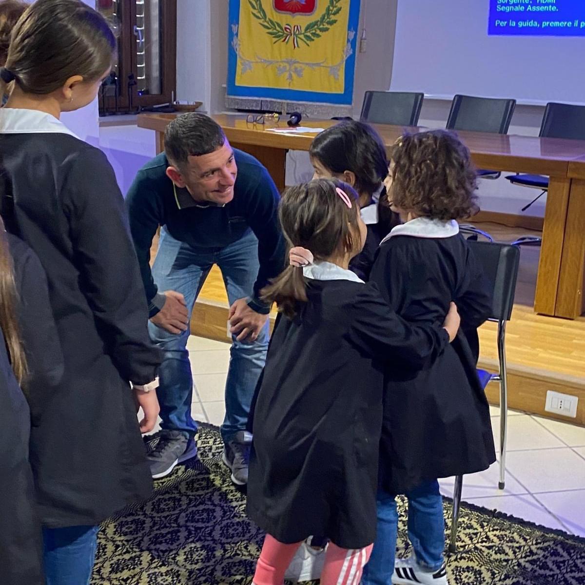 
	Dino Pes "Velluto" durante l'incontro con gli alunni delle scuola di Silanus

