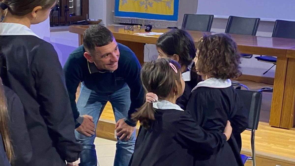 Dino Pes "Velluto" durante l'incontro con gli alunni delle scuola di Silanus