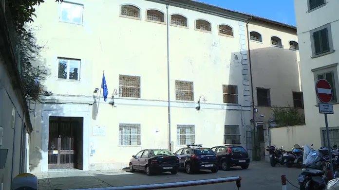 Sfrutta un permesso per allontanarsi dai domiciliari e intimidire l’ex compagna: arrestato