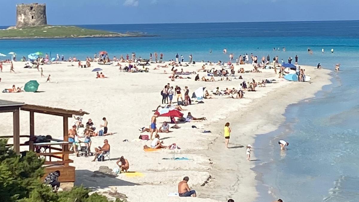 Ognissanti in spiaggia, la Pelosa di Stintino presa d’assalto come d’estate