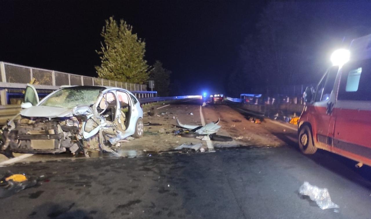 
	L'auto su cui viaggiavano i giovani gravemente feriti

