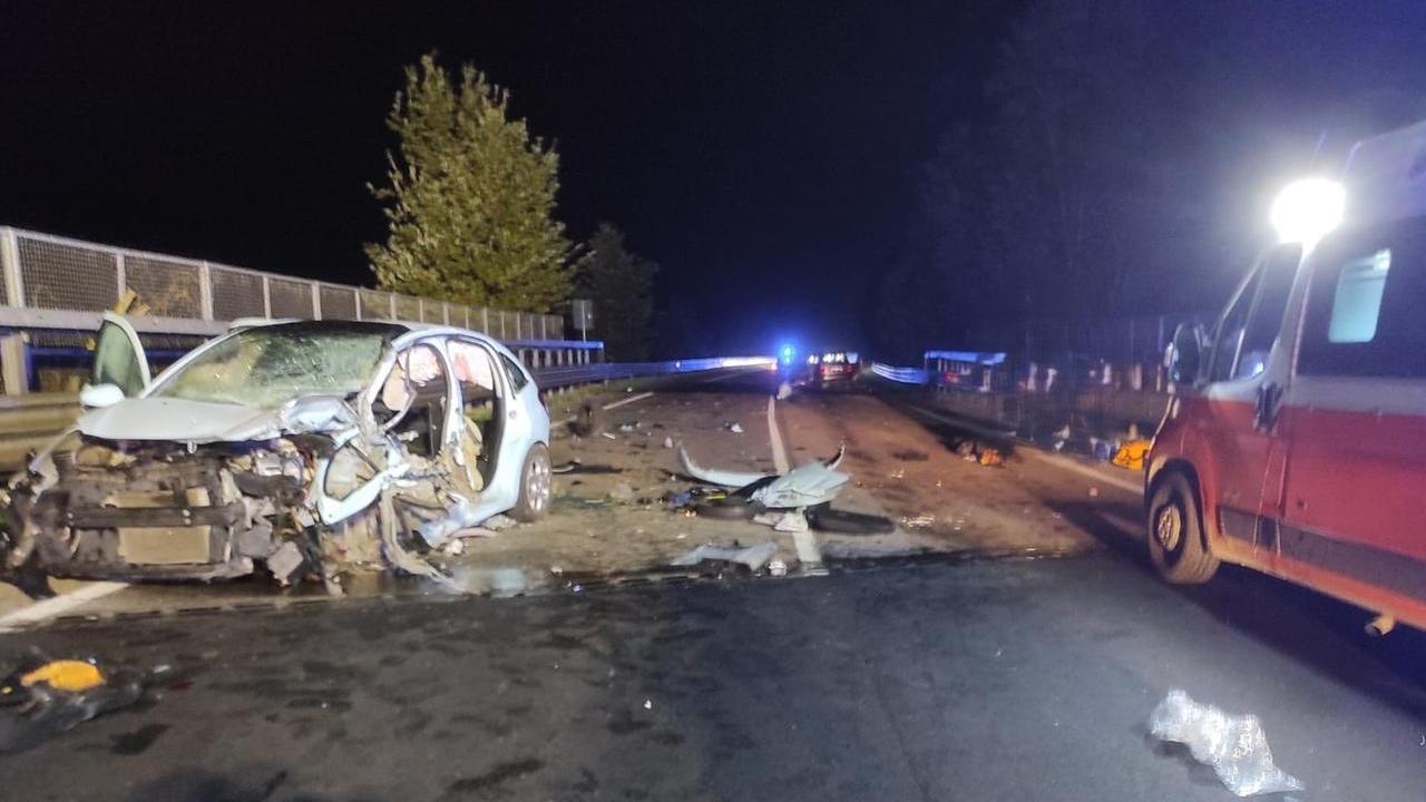 L'auto su cui viaggiavano i giovani gravemente feriti