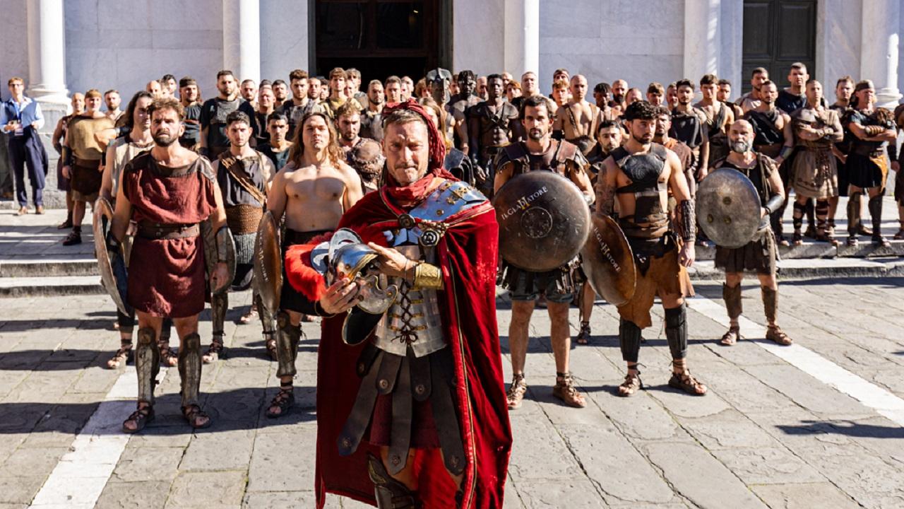 Francesco Totti vestito da gladiatore in piazza San Michele a Lucca (foto Michele Mariani)