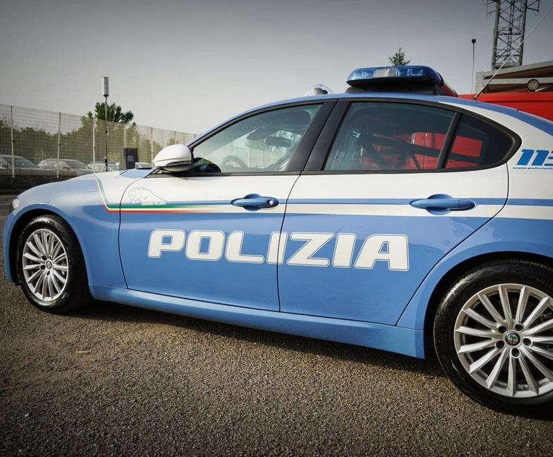 Inseguito dalla polizia sperona la Volante: denunciato, è a piede libero