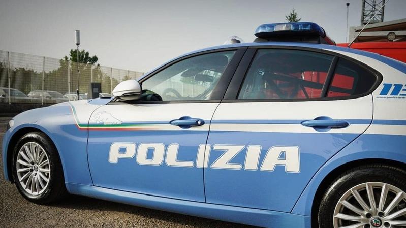 Inseguito dalla polizia sperona la Volante: denunciato, è a piede libero