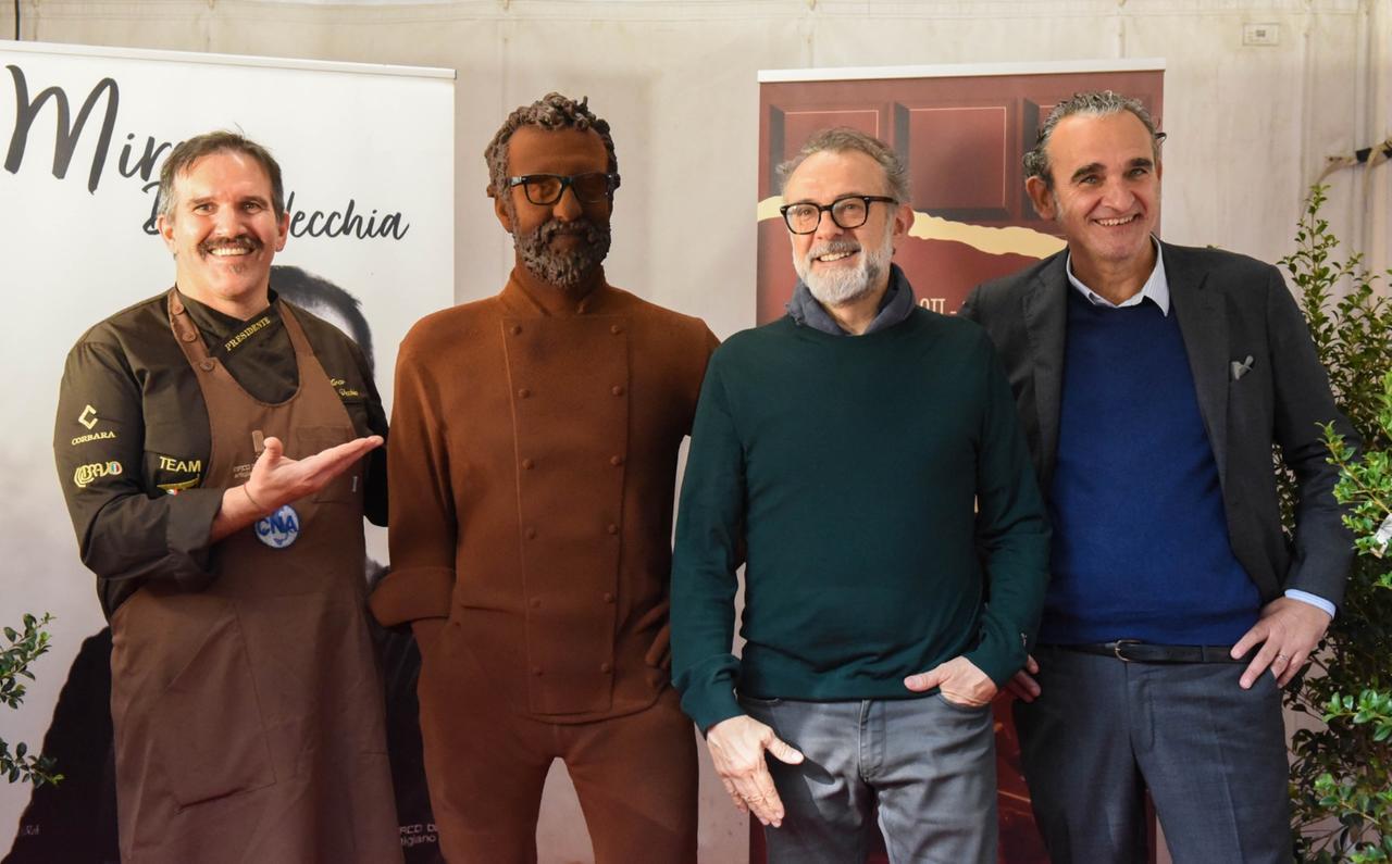 
	Da sinistra&nbsp;Mirco Dalla Vecchia, Massimo Bottura e Stefano Pelliciardi con la statua di cioccolato dedicata allo chef

