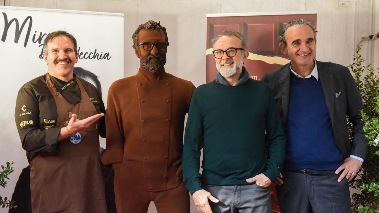 Da sinistra Mirco Dalla Vecchia, Massimo Bottura e Stefano Pelliciardi con la statua di cioccolato dedicata allo chef