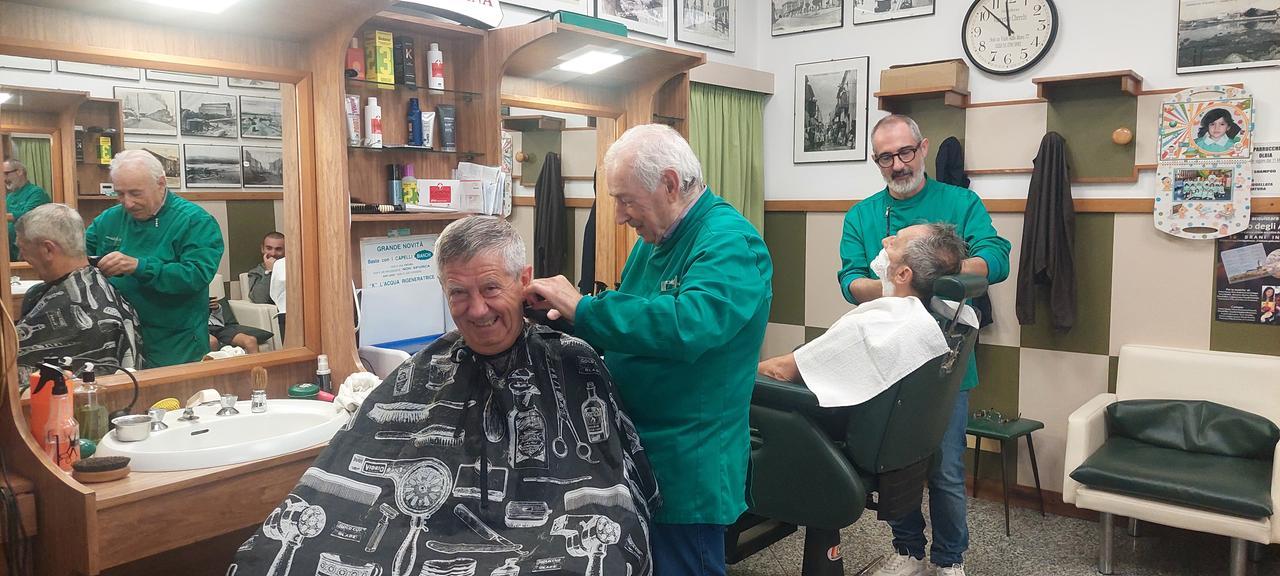 
	Mario Deiana nel suo salone insieme al nipote Daniele

