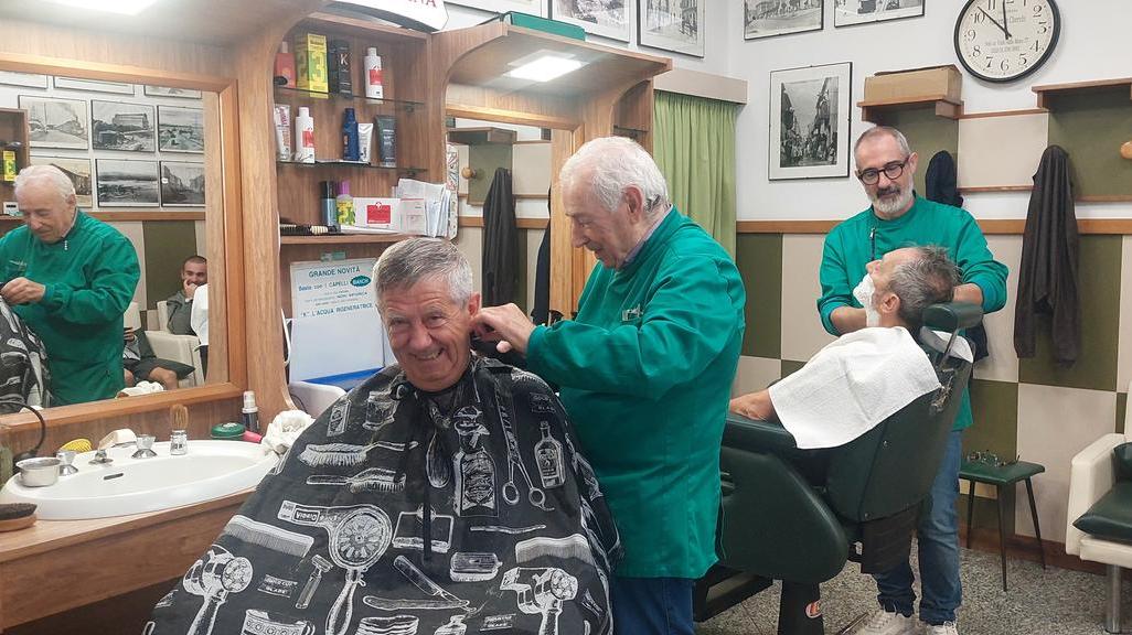 Mario Deiana nel suo salone insieme al nipote Daniele