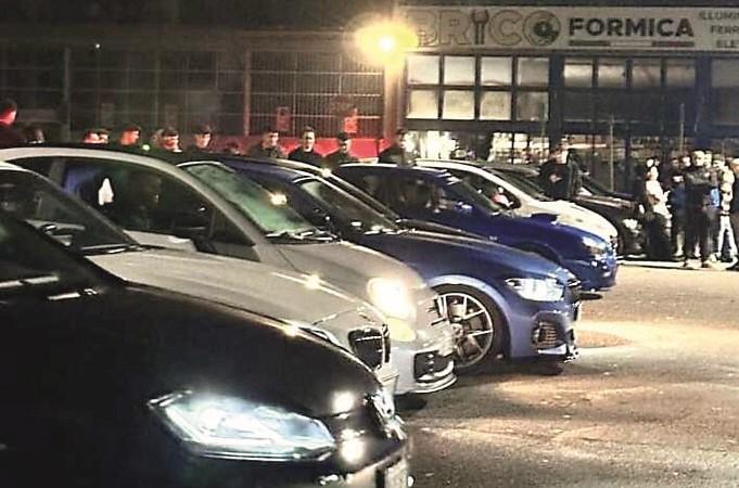 Raduno abusivo di auto truccate a Savignano: in 500 occupano il parcheggio
