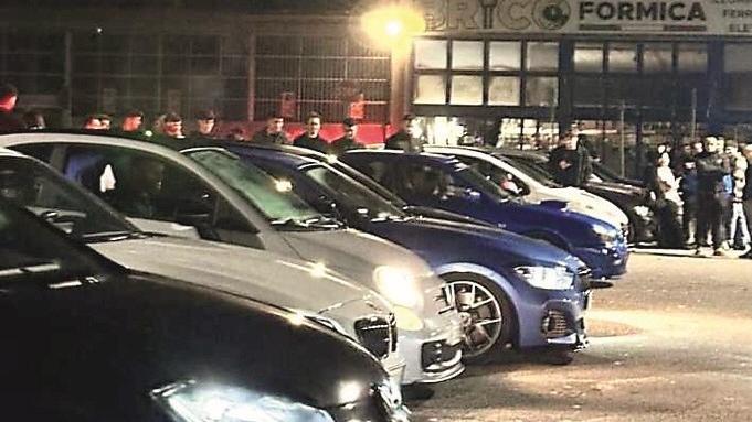 Raduno abusivo di auto truccate a Savignano: in 500 occupano il parcheggio