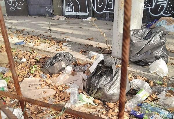 Degrado e bivacchi all’ex Borsa merci di Modena: materassi e rifiuti davanti allo storico edificio