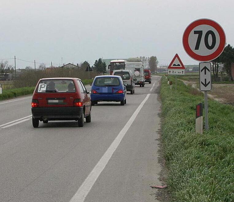 
	In primo piano un&rsquo;auto guidata da un principiante (foto d&rsquo;archivio)

