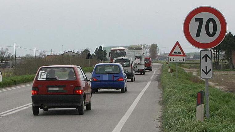 In primo piano un’auto guidata da un principiante (foto d’archivio)