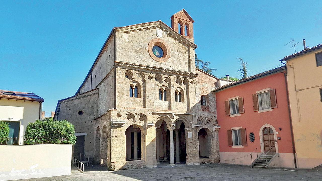 Nelle foto la facciata della chiesa di San Zeno