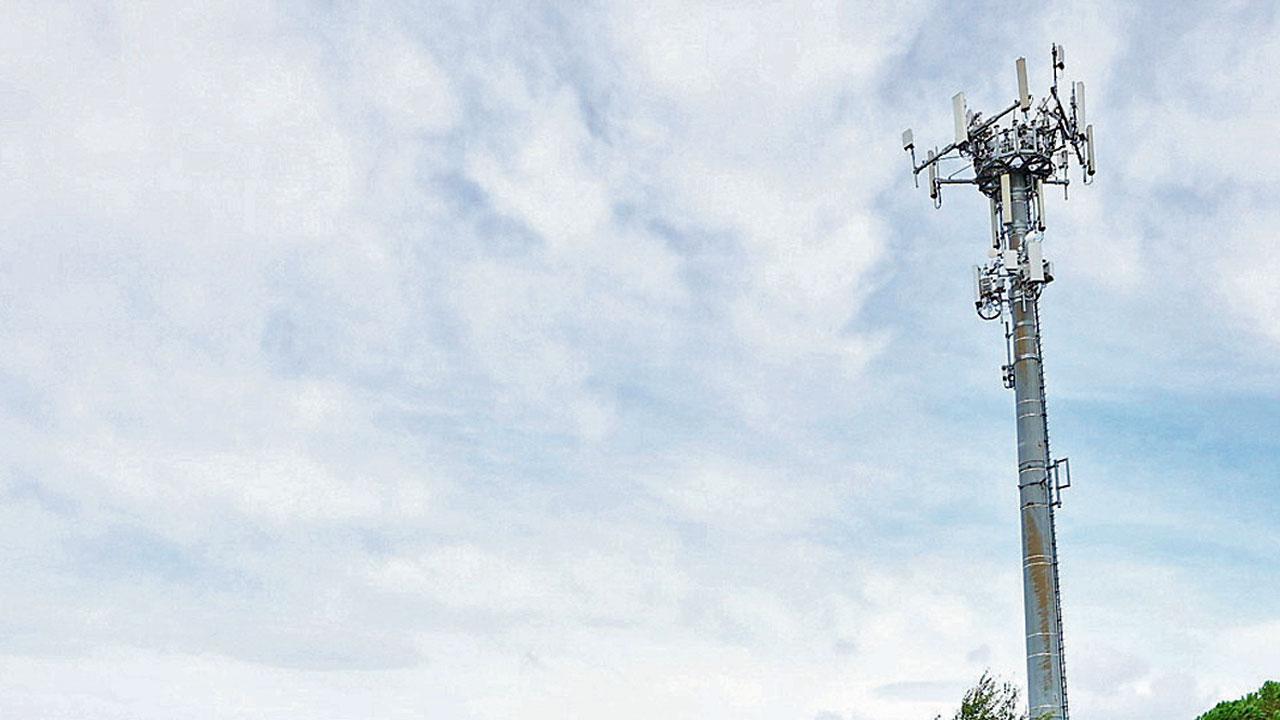 Nella foto il ripetitore telefonico installato nel parco di Ponzano