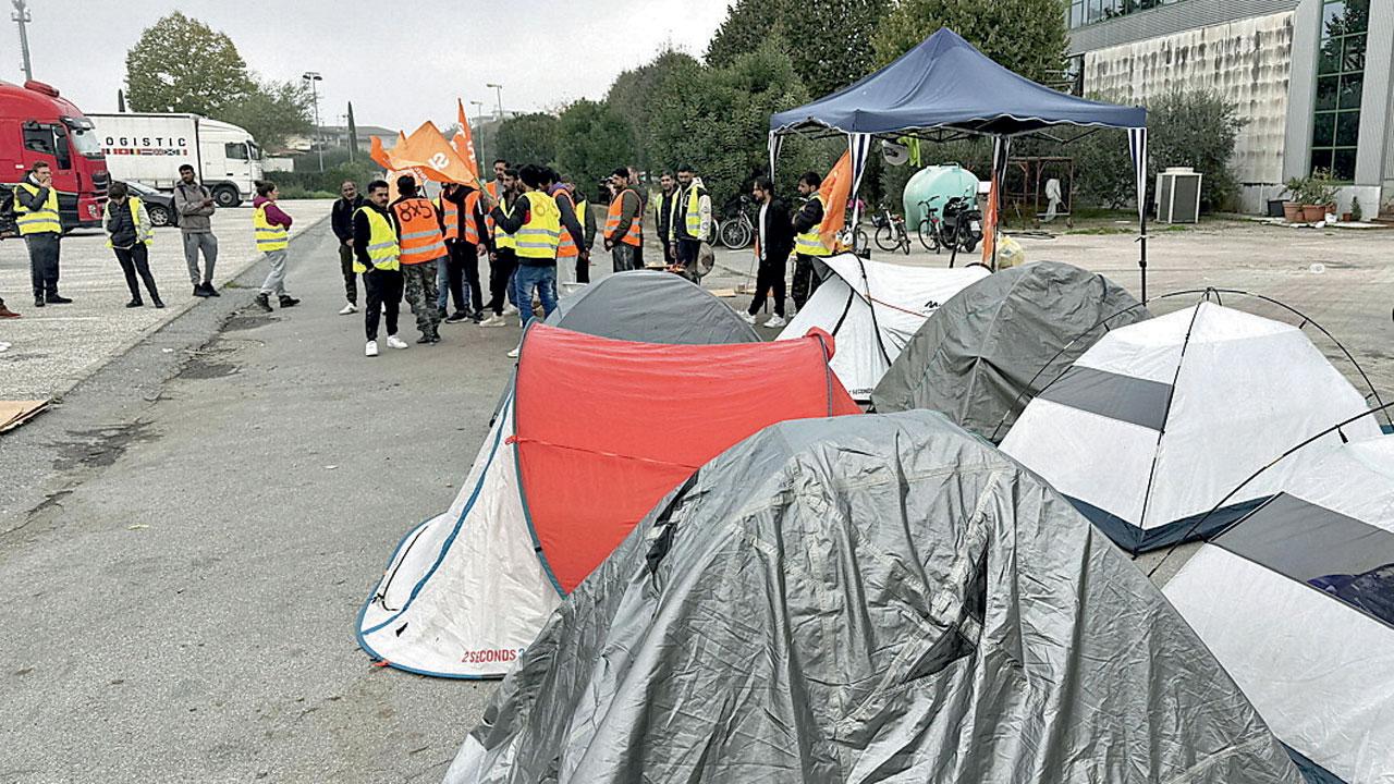 Nella foto il presidio dei lavoratori davanti alla sede (foto Nucci)