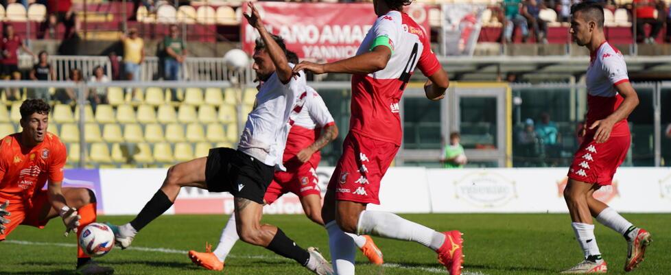Nella foto la zampata di Simone Rossetti nel derby contro il Grosseto