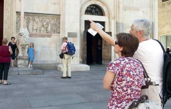 
	Una coppia di turisti a Modena

