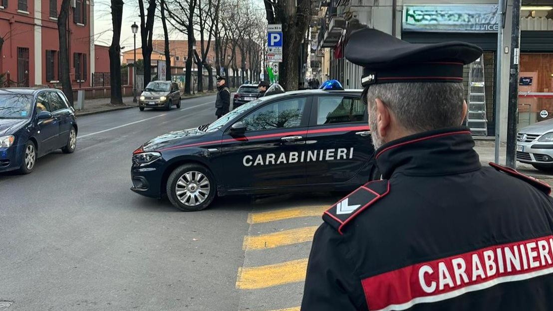 Lo ferma per una sigaretta, poi gli sferra un pugno al petto e lo rapina della catenina