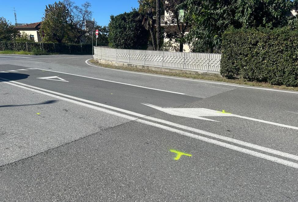 Versilia, motociclista di 54 anni grave dopo lo schianto. Guai in vista per l’automobilista