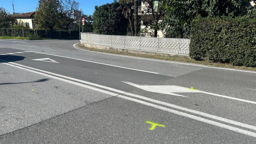 Versilia, motociclista di 54 anni grave dopo lo schianto. Guai in vista per l’automobilista