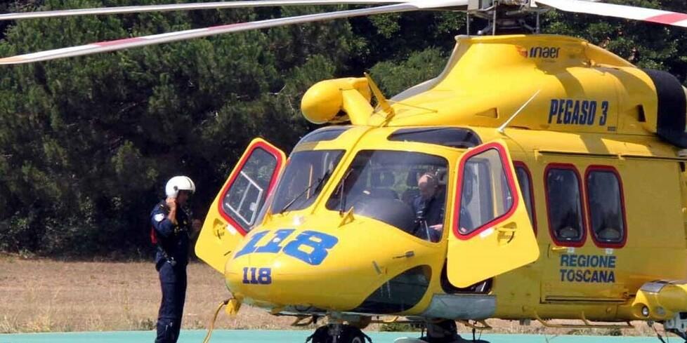 Colto da malore mentre sale sul tetto: paura per un 50enne caduto dalla scala