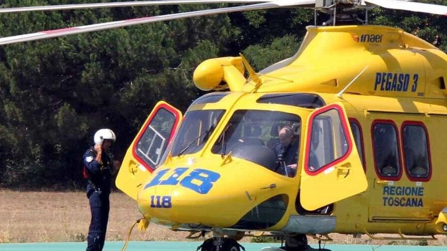 Colto da malore mentre sale sul tetto: paura per un 50enne caduto dalla scala