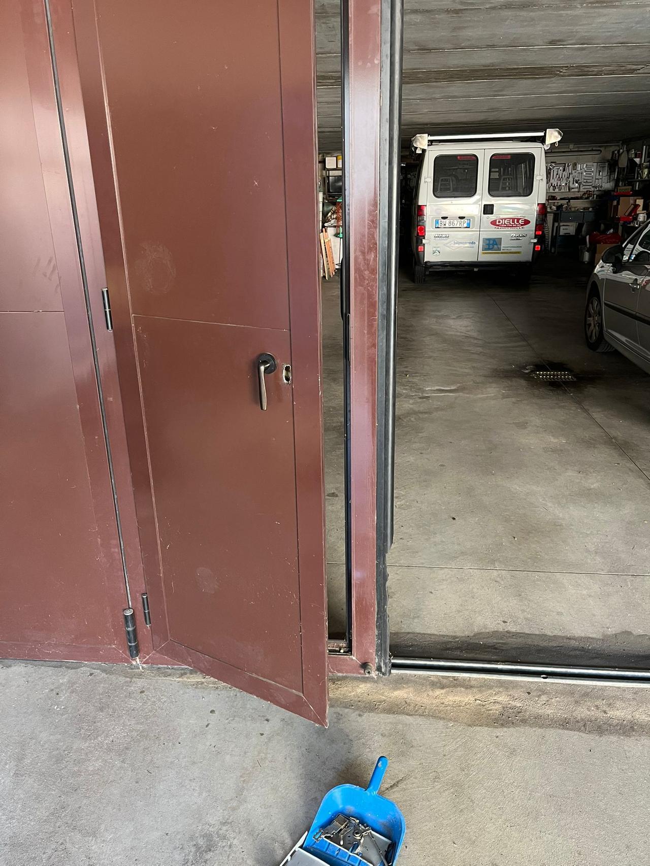 I ladri forzano il garage e rubano le due auto mentre i padroni di casa dormono