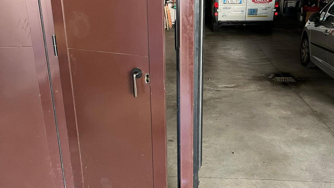 I ladri forzano il garage e rubano le due auto mentre i padroni di casa dormono