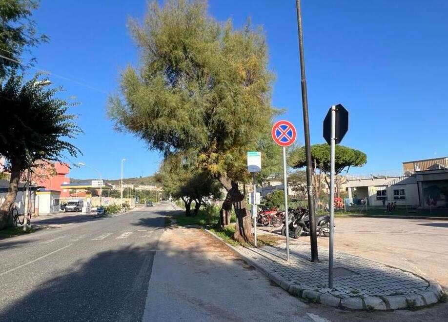
	Il bus della linea urbana 3 nero gira alla rotatoria di Calamoresca e si ferma su via Cavalleggeri all'unica fermata utile per i residenti in questo tratto di via Salivoli<br />
	&nbsp;


