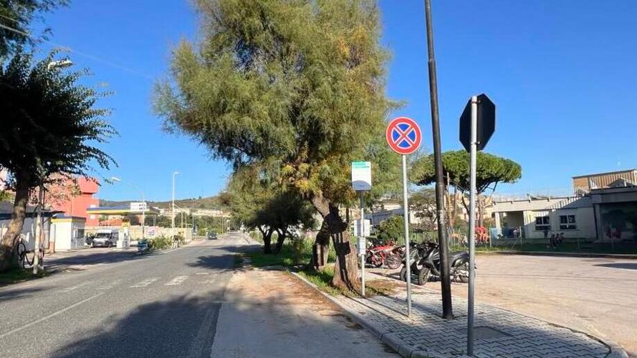 Il bus della linea urbana 3 nero gira alla rotatoria di Calamoresca e si ferma su via Cavalleggeri all'unica fermata utile per i residenti in questo tratto di via Salivoli<br />
