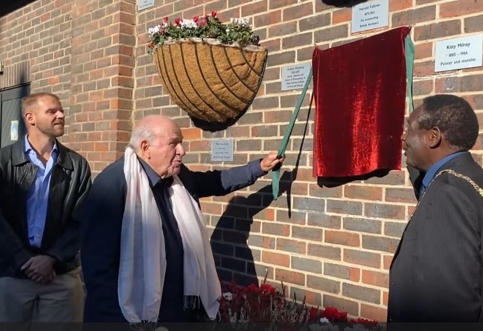 Una targa in ricordo di Baynes con Ceccatelli&nbsp; ospite a Farnham<br>
