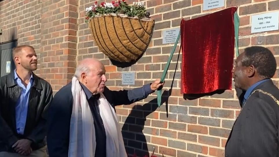 Una targa in ricordo di Baynes con Ceccatelli ospite a Farnham<br>