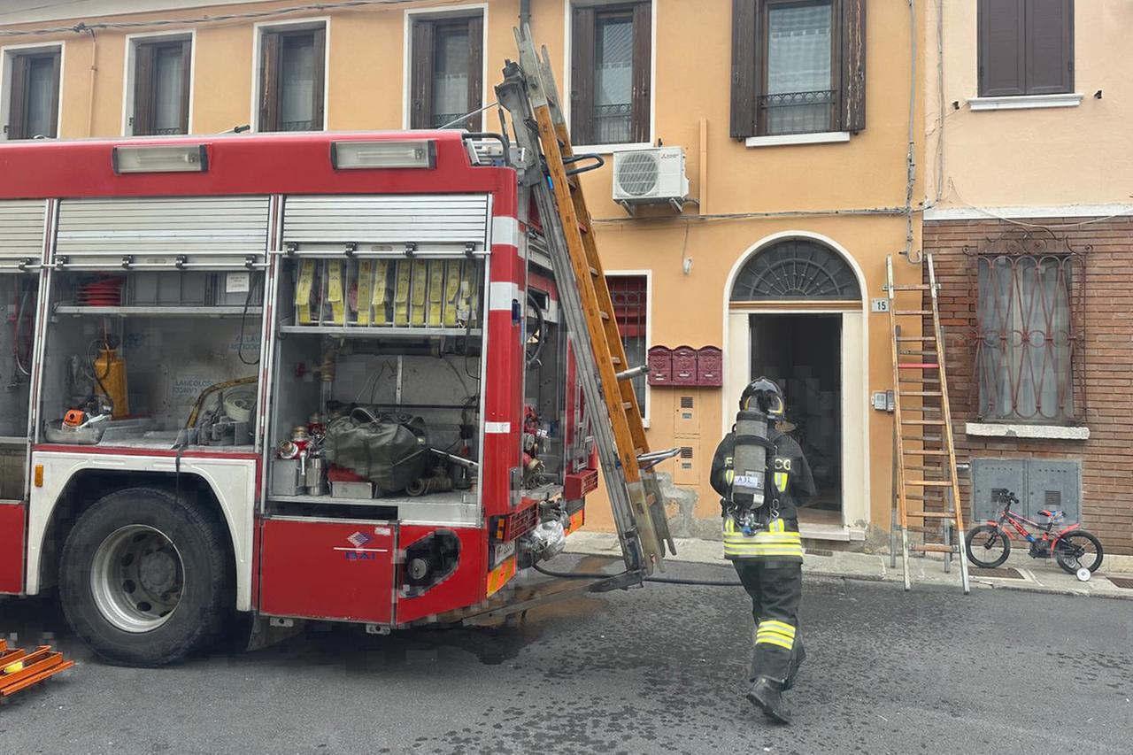 Codigoro, crolla la cappa sui fornelli accesi: cucina avvolta dal fuoco