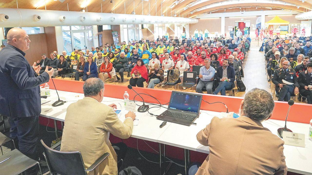 La sala del Forum della Banca Alta Toscana con il tavolo dei relatori (foto Paolo Nucci)