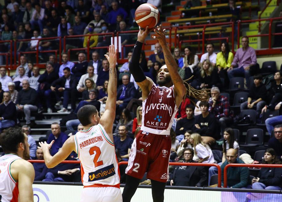 
	Adrian Banks al tiro (foto Pall. Forl&igrave;)

